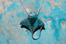 Cargar imagen en el visor de la galería, Oceanic Manta Pendant