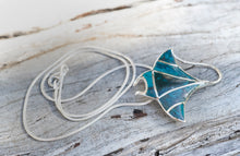 Cargar imagen en el visor de la galería, Oceanic Manta Pendant