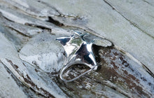 Charger l'image dans la galerie, Devil Fish Pendant