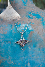 Cargar imagen en el visor de la galería, Manta Pendant