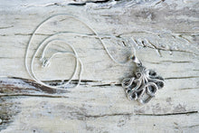 Cargar imagen en el visor de la galería, Octavio Pendant