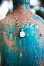 Cargar imagen en el visor de la galería, Ningaloo Operculum Shell Pendant