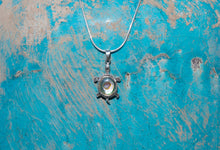 Cargar imagen en el visor de la galería, Loggerhead Pendant