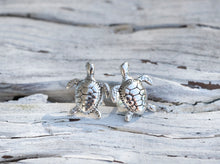 Cargar imagen en el visor de la galería, Turtle Stud Earrings