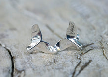 Cargar imagen en el visor de la galería, Whale Tail Stud Earrings