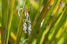 Cargar imagen en el visor de la galería, Baby Seahorse Hoop Earrings
