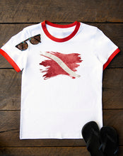 将图片加载到图库查看器，Dive Flag Ringer Tee
